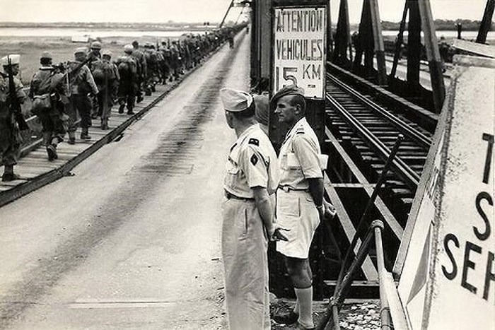 Lính Pháp qua cầu Long Biên rút ra khỏi Hà Nội.